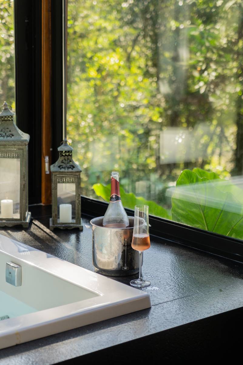 Cabana Azul: hidromassagem com vista para a mata