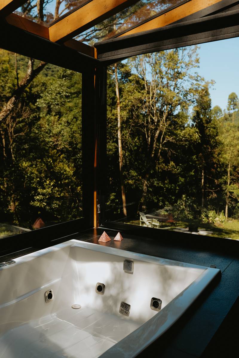 Cabana Azul: teto de vidro sobre a hidro