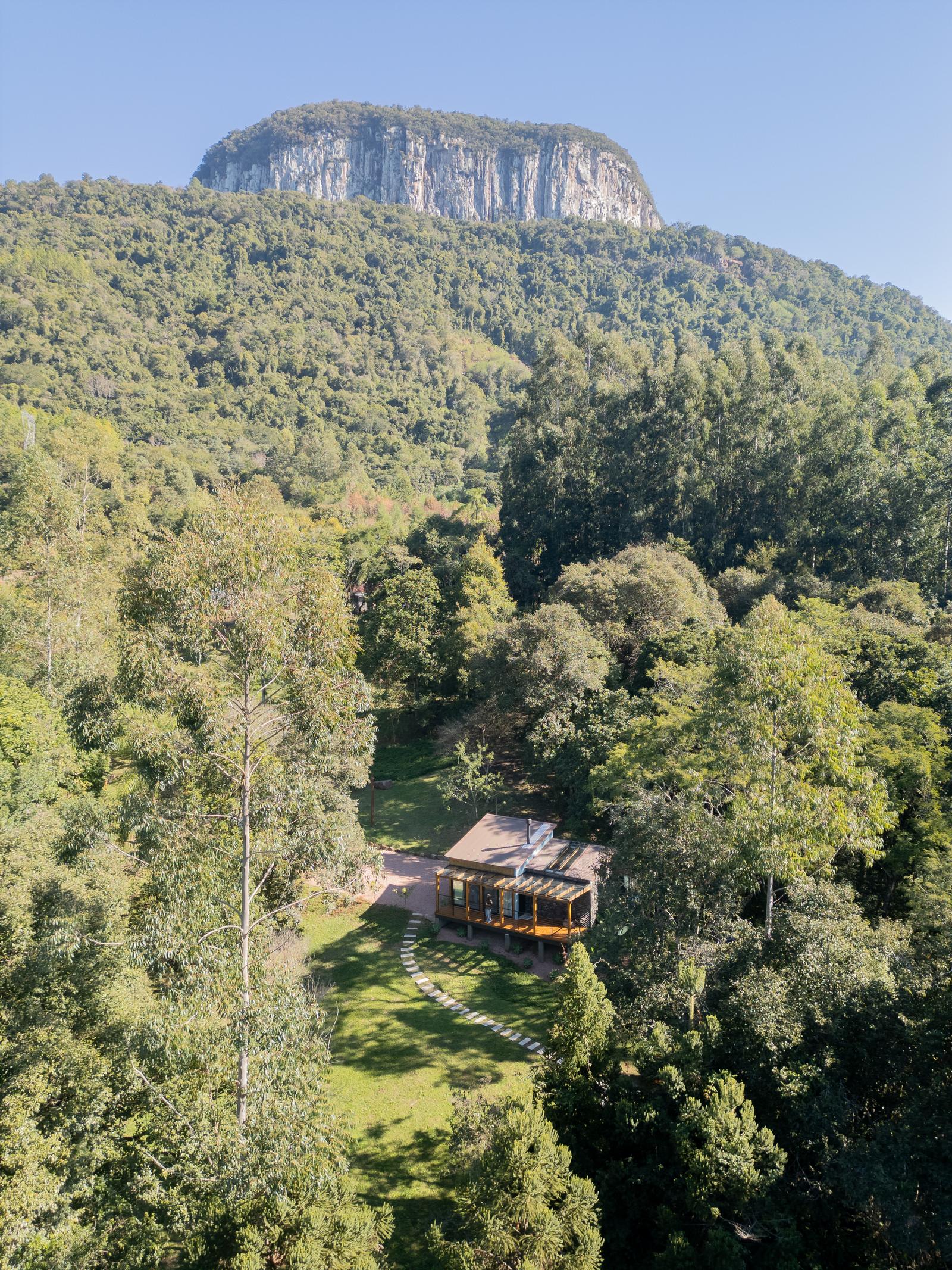 O paredão do Monte Malakoff sobre a mata, visto do alto da propriedade